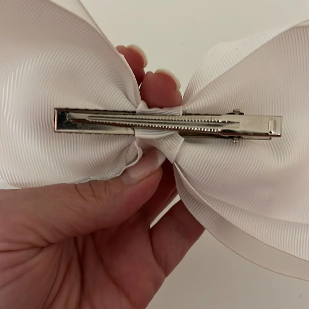 E16 White hair bow